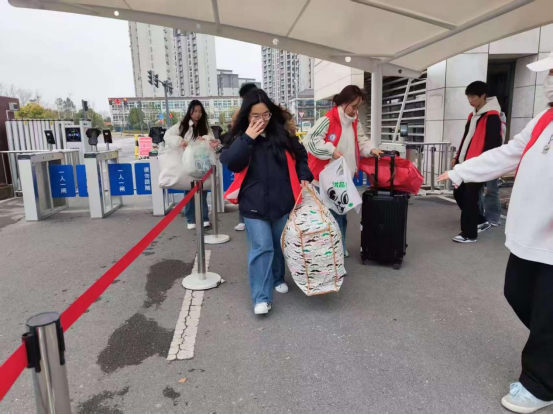 雷鋒精神在行動，助力護資啟航夢|健康護理系志愿服務(wù)隊熱迎2022級學(xué)子返校